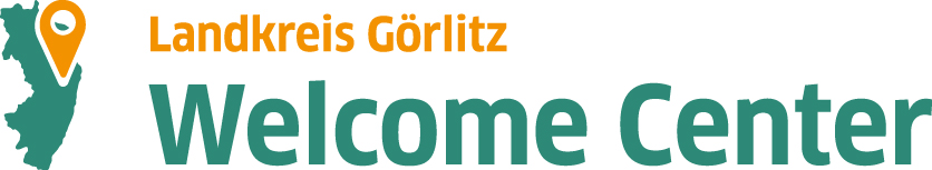Logo des Welcome Centers im Landkreis Görlitz. Links eine stilisierte Karte des Landkreises in Grün mit einer orangefarbenen Standortmarkierung. Rechts daneben der Schriftzug: ‚Landkreis Görlitz‘ in Orange und ‚Welcome Center‘ in grüner Schrift. Das Logo symbolisiert Orientierung und Unterstützung für Neuankömmlinge im Landkreis.
